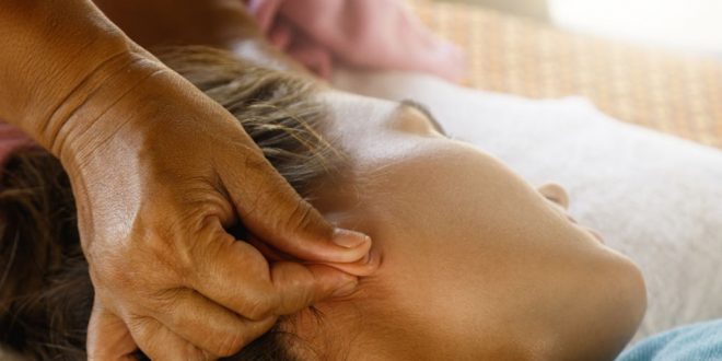 Le massage des oreilles : une méthode pour soulager le stress et améliorer la digestion